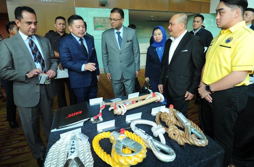 Petronas president and group CEO Tan Sri Wan Zulkiflee Wan Ariffin (left) and Minister of International Trade and Industry Darell Leiking with representatives from the organisations that will implement the VDPx.