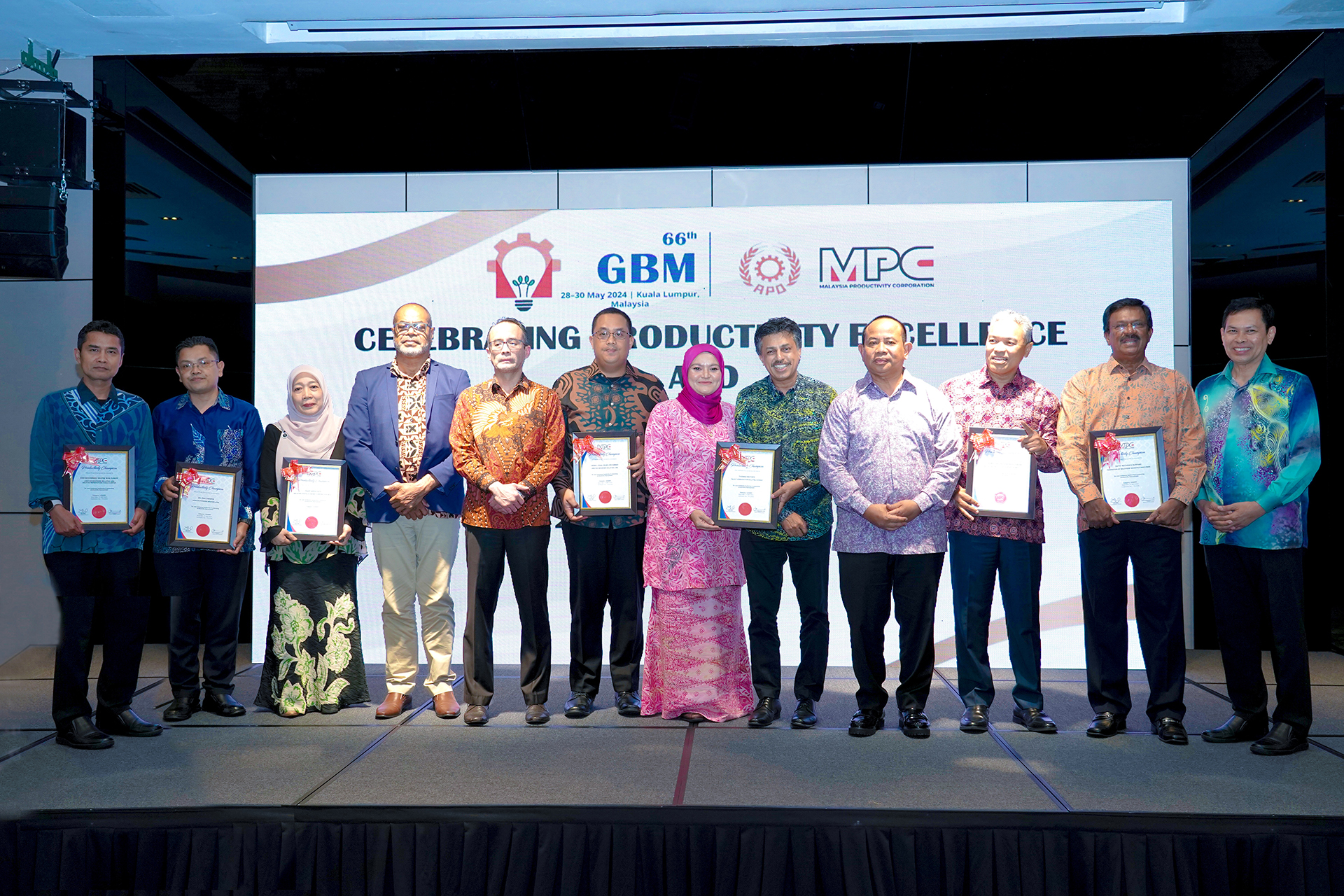 Mr. Thomas Mathew, CEO of TalentCorp, together with YM Ungku Joha Ungku Mohamad, Director of Expatriate Services Division (ESD), Immigration Department Malaysia and Ms. Sabihah Ahamad, Senior Vice President, MYXpats Operations alongside with other award recipients.
