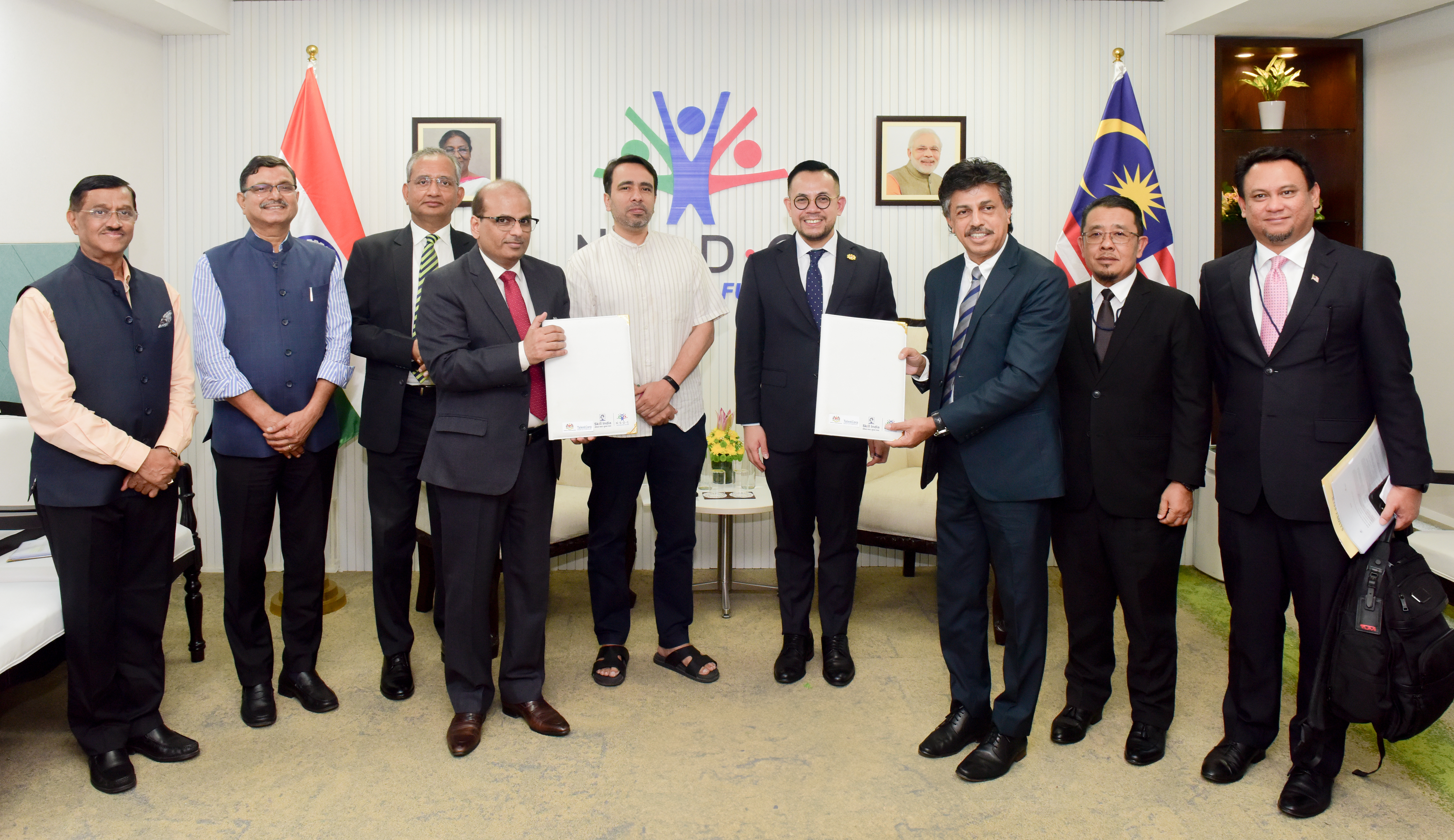 MoU Exchange between TalentCorp represented by Thomas Mathew (TalentCorp GCEO) and NSDC International represented by Ved Mani Tiwari (NSDC International MD & CEO) witnessed by YB Steven Sim Chee Keong, Minister of KESUMA together India’s Minister of Skill Development and Entrepreneurship, YB Jayant Chaudhary Accompanied by senior officials from India MSDE and KESUMA. 