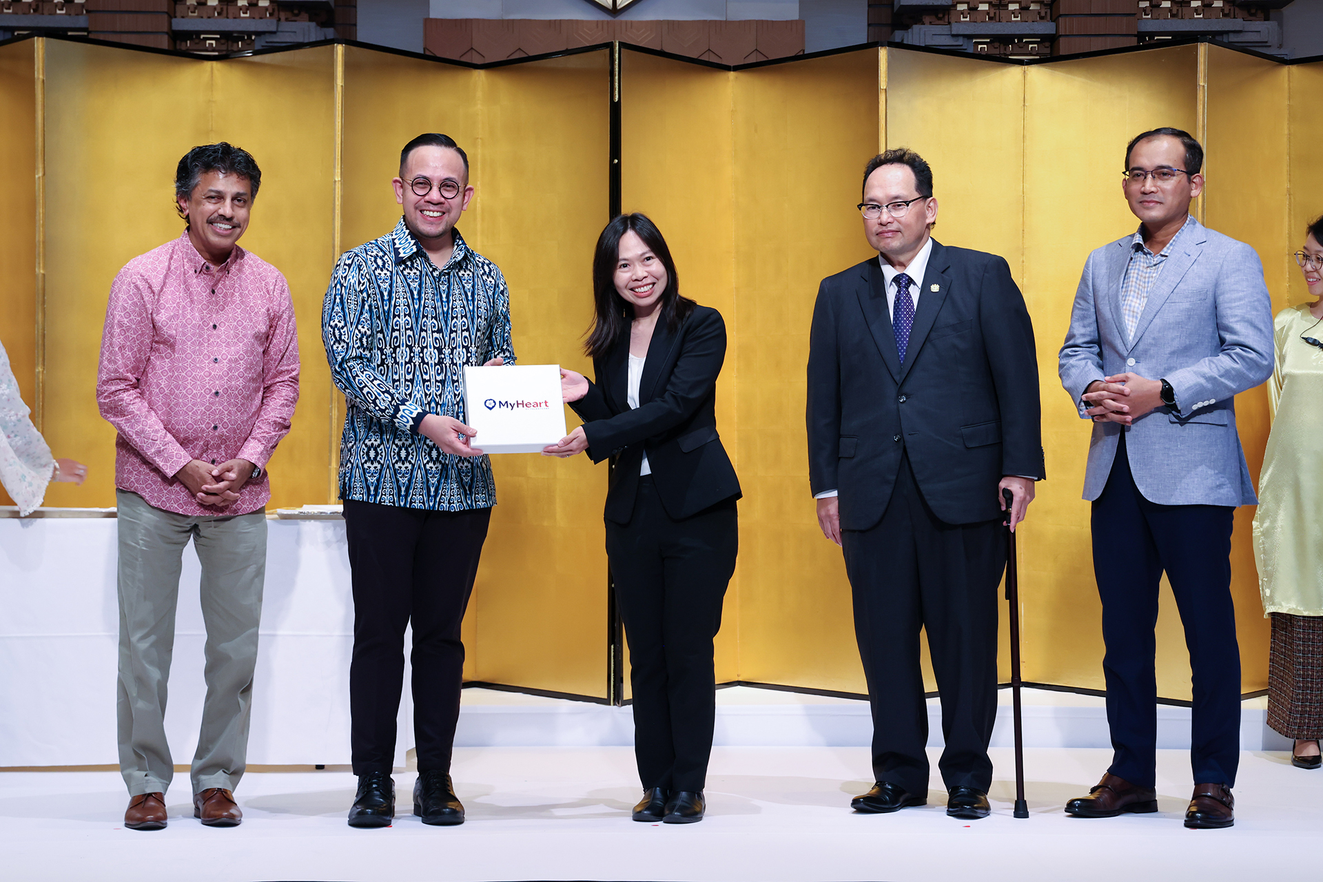 YB Steven Sim Chee Keong, Minister of Human Resources presented the TalentCorp Grant to Dr. Amy Poh Ai Ling, Malaysian Professional currently residing in Japan
