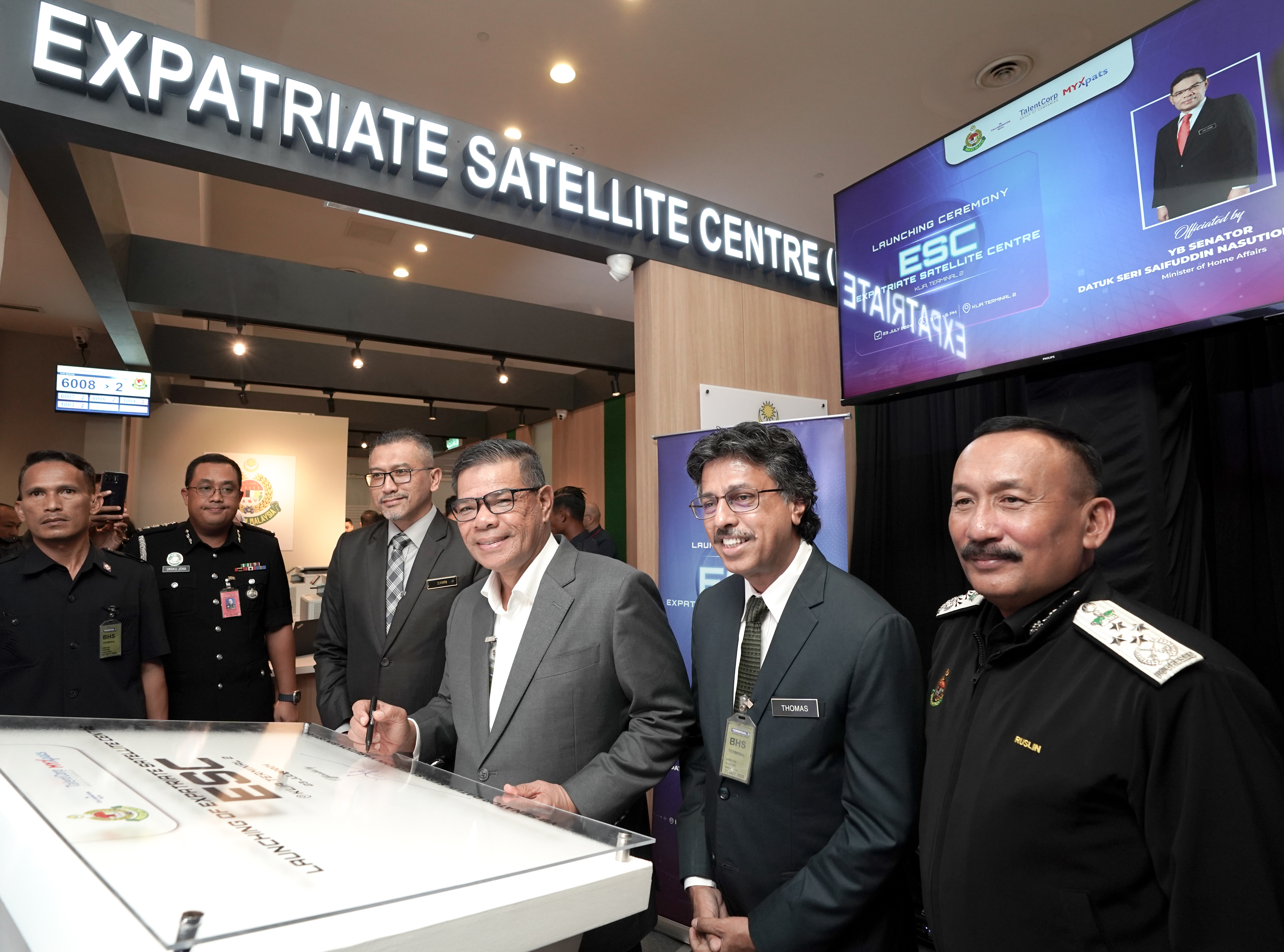 YB Senator Datuk Seri Saifuddin Nasution Bin Ismail, Minister of Home Affairs signing the Plaque of ESC KLIA Terminal 2 accompanied by from left, Datuk Mohd Zamri bin Mat Zain, Deputy Secretary General, Ministry Of Home Affairs, Mr Thomas Mathew, TalentCorp Group Chief Executive Officer and Dato' Ruslin Bin Jusoh, Director General, Immigration Department of Malaysia. 