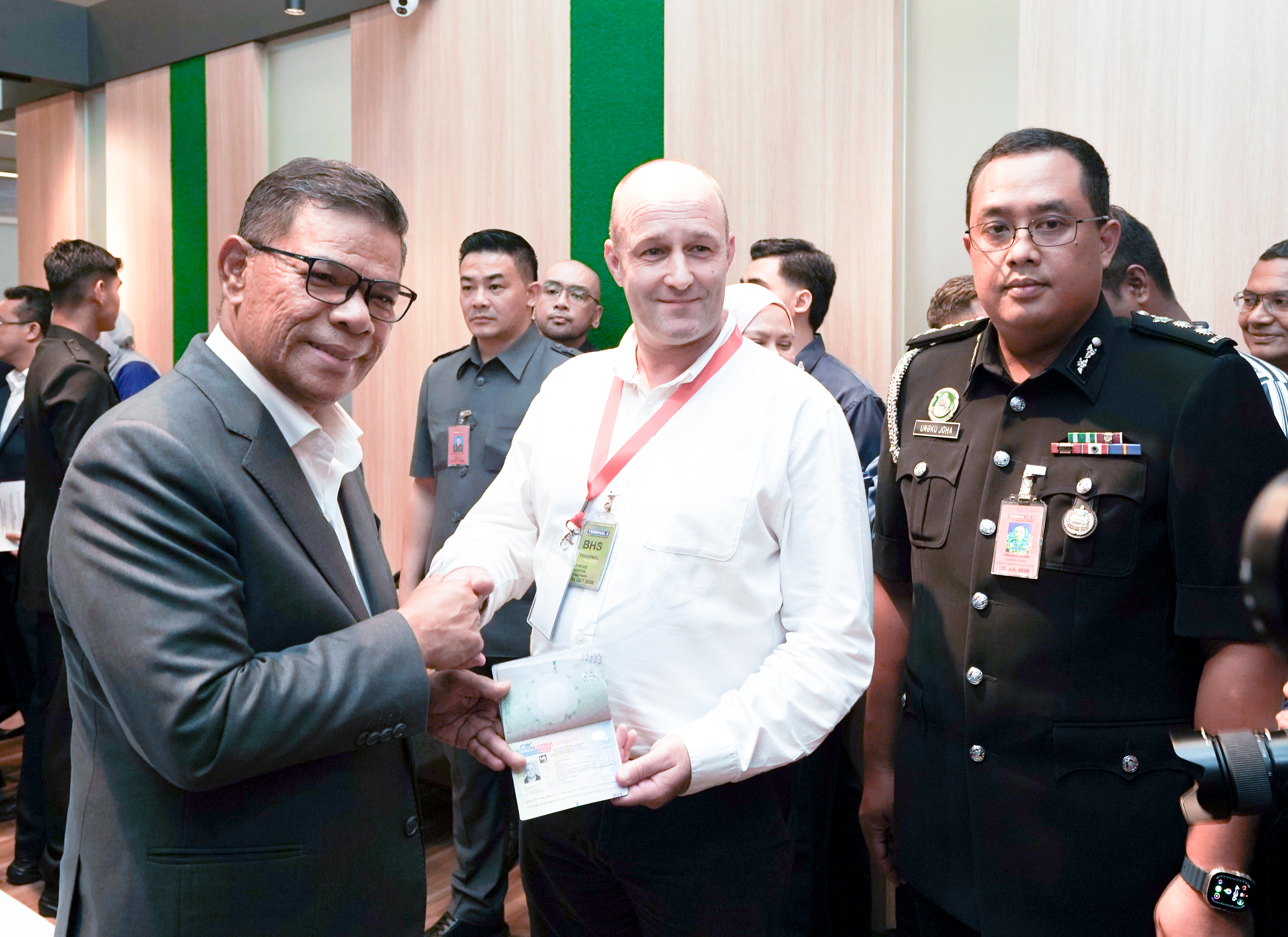 YB Senator Datuk Seri Saifuddin Nasution Bin Ismail, Minister of Home Affairs issued the Passport to Mr Cheyne Mark John, Expatriate Professional from England who will be work in Oil and Gas industry as Operation leader drilling fluid. 