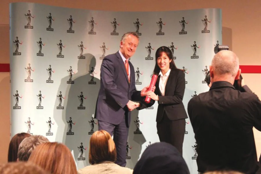 Elyn Kuan Yie Meng receiving the World Prize and Howitt Prize from ICAEW deputy president Nick Parker.