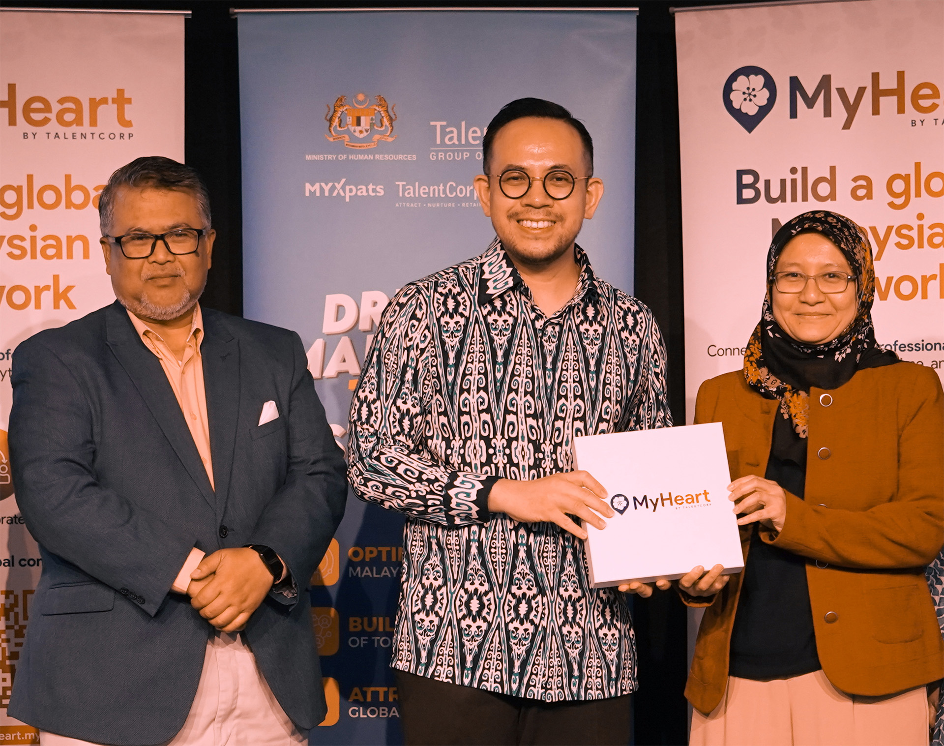 YB Steven Sim Chee Keong, Minister of Human Resources together presented the MyHeart Platform Token to Professor Dr. Ainurul Rosli 