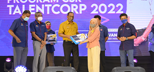 TalentCorp Donates 100 Laptops To Students In Tapah To Boost Graduate Employability